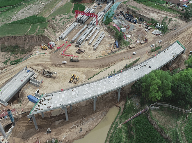 2021年6月匝道桥进入桥面施工阶段.jpg